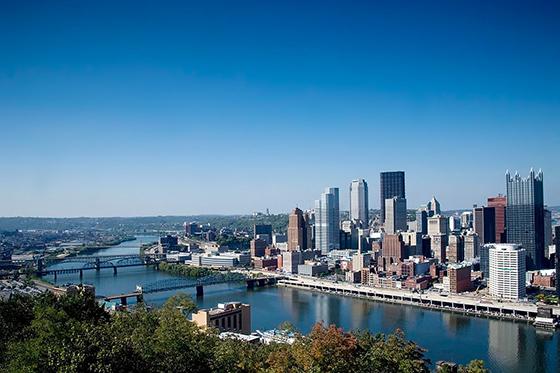 匹兹堡号的照片, 以高楼大厦为特色的宾夕法尼亚州天际线, rivers, 桥梁, 蔚蓝的天空